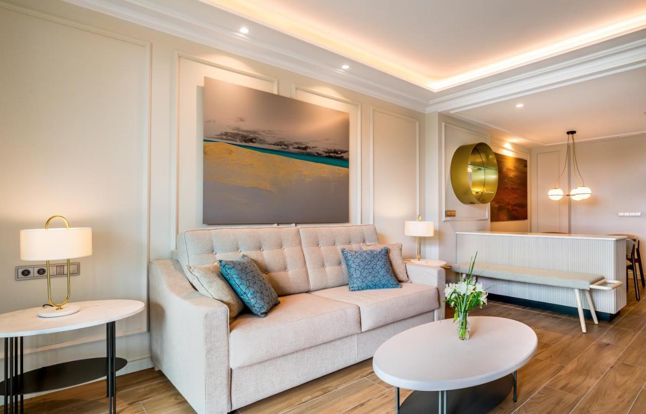Barcelo La Nucia Palms Hotel Bagian luar foto A living room in a suite at The Westin