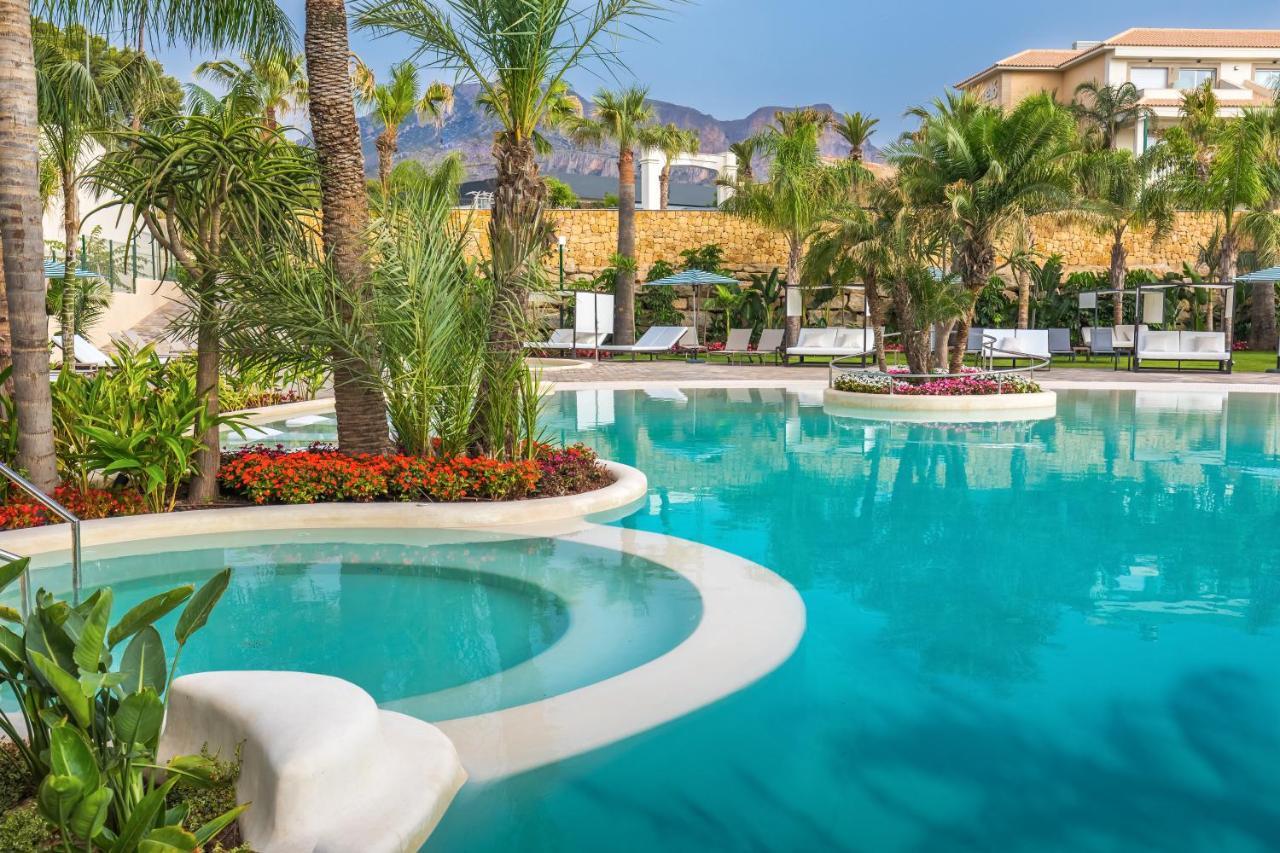Barcelo La Nucia Palms Hotel Bagian luar foto The swimming pool at the hotel