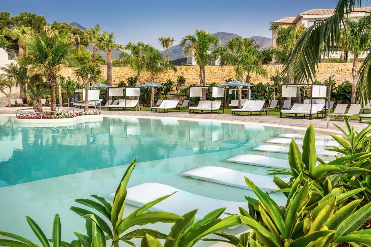Barcelo La Nucia Palms Hotel Bagian luar foto The swimming pool at the hotel