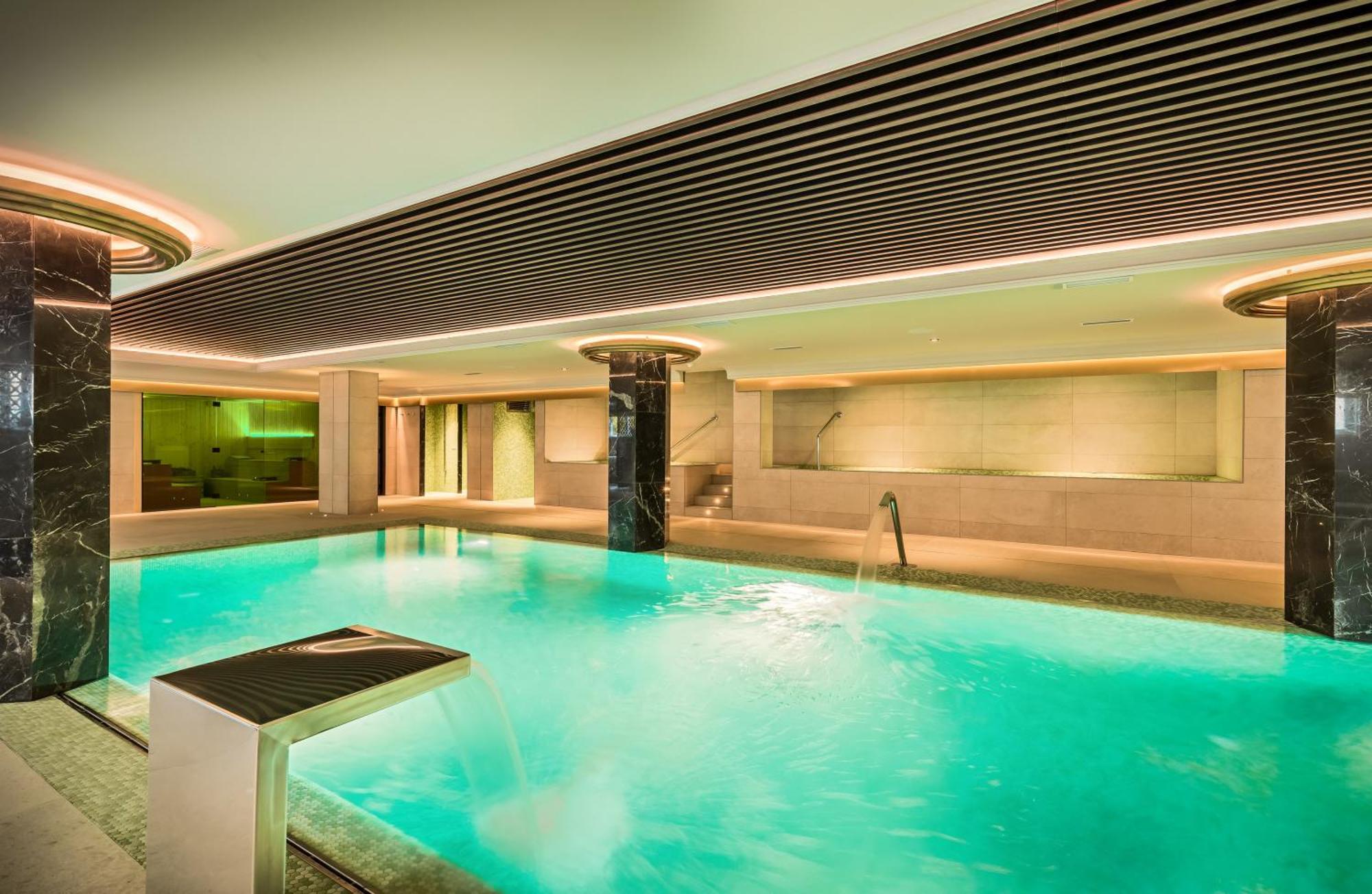 Barcelo La Nucia Palms Hotel Bagian luar foto The swimming pool at the InterContinental Budapest