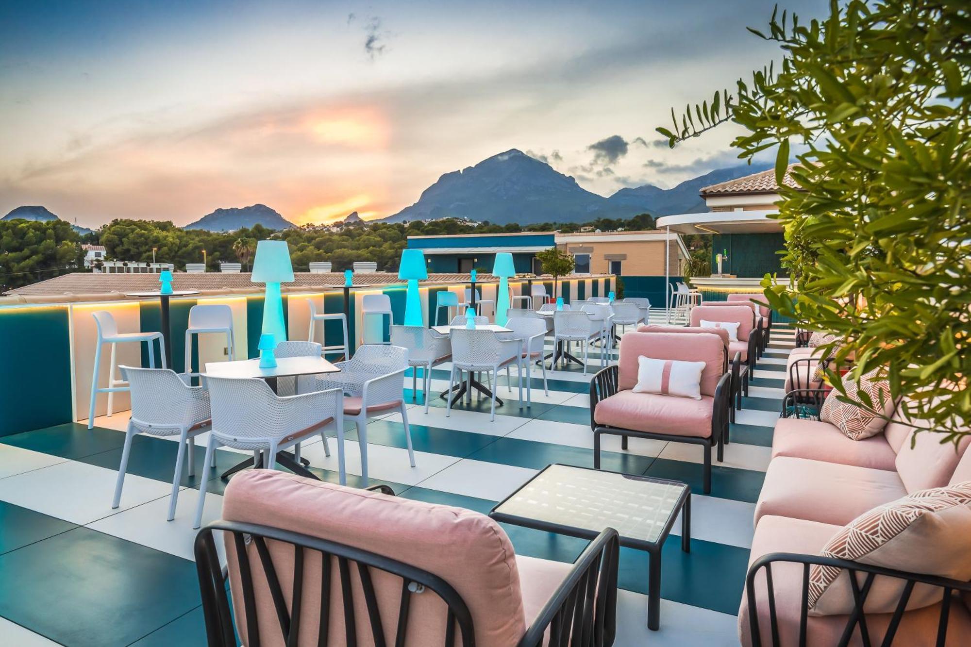 Barcelo La Nucia Palms Hotel Bagian luar foto The hotel's rooftop bar